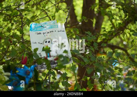 Un messaggio di carta per bambini alla Regina Elisabetta II, in un albero a Green Park, Londra UK, il 12th settembre 2022 Foto Stock