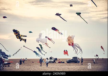 St Annes Festival internazionale di aquiloni che si tiene sulla spiaggia nel mese di settembre Foto Stock