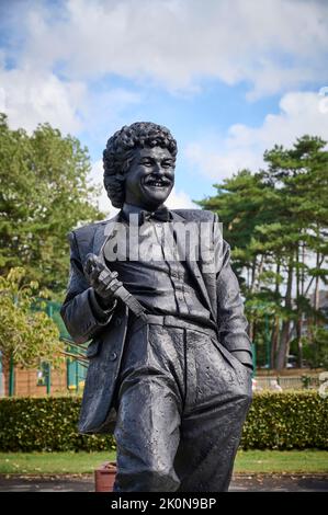 Statua del tardo Bobby Ball metà della commedia due Cannon e Ball in Lowther Gardens, Lytham Foto Stock