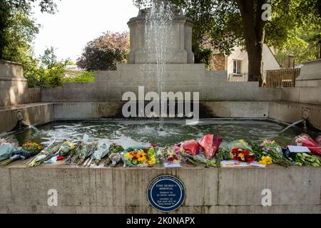 Windsor, Regno Unito. 12th Settembre 2022. Il King George V Memorial è raffigurato decorato con tributi floreali alla Regina Elisabetta II La regina Elisabetta II, il monarca più longevo del Regno Unito, morì a Balmoral all'età di 96 anni il 8th settembre 2022 dopo un regno della durata di 70 anni. Credit: Notizie dal vivo di Mark Kerrison/Alamy Foto Stock