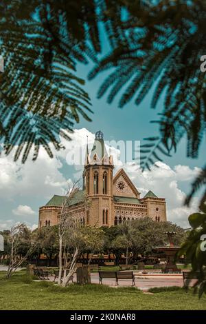 Una foto verticale della Frere Hall in Pakistan Foto Stock