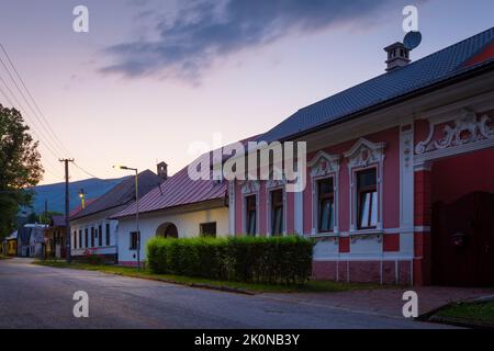 Case storiche nel villaggio di Klastor pod Znievom, Slovacchia. Foto Stock