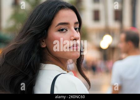 Ritratto di una bella donna latina guardando la macchina fotografica sulla strada Foto Stock