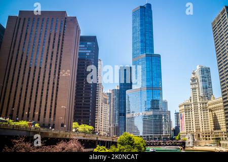 Un enorme edificio grattacielo in Chicago, Illinois Foto Stock