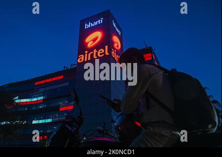 Gurugram, Haryana, India. 12th Set, 2022. Un uomo usa il suo telefono al di fuori della sede di Bharti Airtel a Gurugram, alla periferia di Nuova Delhi. Airtel dice che il suo servizio 5G sarà lanciato in un mese, che sarà probabilmente ottobre per coloro che vivono nelle città chiave della metropolitana come Delhi, Mumbai, Chennai, e alcuni altri entro la fine del 2023, come da media relazioni. (Credit Image: © Kabir Jhangiani/Pacific Press via ZUMA Press Wire) Foto Stock