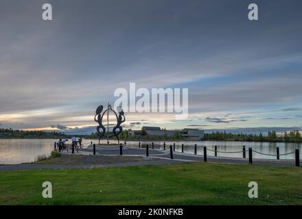 Yellowknife, territori nordoccidentali, Canada – 29 agosto 2022: Le persone trascorrono del tempo libero al tramonto nel Parco Somba K’e sulle rive del lago Frame Foto Stock