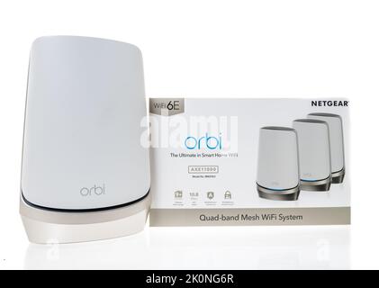 Winneconne, WI - 20 agosto 2022: Un pacchetto di NETGEAR Orbi AXE11000 RBKE963 l'ulitmate in smart home WIFI quad band mesh sistema wifi su un isolato Foto Stock