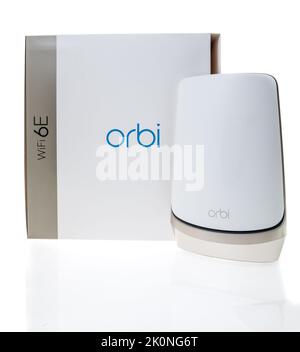 Winneconne, WI - 20 agosto 2022: Un pacchetto di NETGEAR Orbi AXE11000 RBKE963 l'ulitmate in smart home WIFI quad band mesh sistema wifi su un isolato Foto Stock