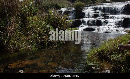 cascata in kodanadu tamilnadu. L'acqua cade nella cascata nascosta in kodanadu Foto Stock