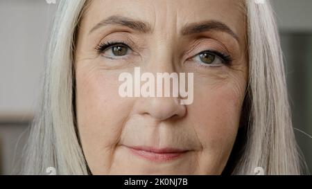 Primo piano femminile ritratto vecchia signora bionda grigio-capelli maturo donna saggia nonna bella anziano 50s rugged casalinga pensionato con trucco naturale Foto Stock
