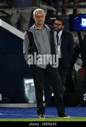 Empoli, Italia. 12th Set, 2022. Il capo allenatore di Roma Jose Mourinho è visto durante una serie Una partita di calcio contro Empoli a Empoli, in Italia, il 12 settembre 2022. Credit: Alberto Lingria/Xinhua/Alamy Live News Foto Stock