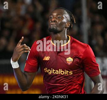 Empoli, Italia. 12th Set, 2022. Il Tammy Abraham di Roma reagisce dopo aver segnato durante una serie Una partita di calcio contro Empoli a Empoli, in Italia, il 12 settembre 2022. Credit: Alberto Lingria/Xinhua/Alamy Live News Foto Stock