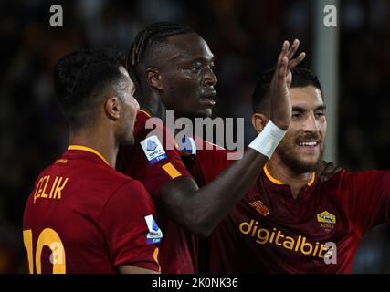 Empoli, Italia. 12th Set, 2022. Il Tammy Abraham di Roma (C) celebra il suo gol con i suoi compagni di squadra durante una partita di calcio contro Empoli a Empoli, in Italia, il 12 settembre 2022. Credit: Alberto Lingria/Xinhua/Alamy Live News Foto Stock