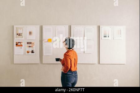 Donna d'affari matura che condivide le sue idee durante una riunione virtuale con il suo team. Designer femminile che dà una presentazione in una riunione virtuale. Bu creativo Foto Stock