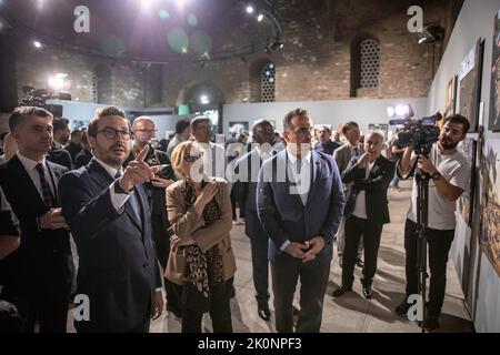 Istanbul, Turchia, 12/09/2022, Anadolu Agency General Manager Serdar Karagoz (sinistra 2) visto fornendo informazioni sulle fotografie in mostra. Istanbul Photo Awards 2022 Mostra al Mimar Sinan fine Arts University Tophane-i Amire Culture and Art Center, presso l'edificio Single Dome, con la partecipazione del direttore generale dell'Agenzia Anadolu, Serdar Karagoz, dopo il discorso di apertura, Mimar Sinan fine Arts University Rettore Prof. Dr. Handan ?nci Elci aperto con la presenza di Beyoglu Mayor Haydar Ali Yildiz e ospiti. Le pluripremiate fotografie saranno aperte ai visitatori fino alla fine del settembre Foto Stock