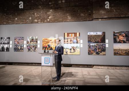 Istanbul, Turchia, 12/09/2022, il direttore generale dell'Agenzia Anadolu, Serdar Karagoz, ha tenuto un discorso di apertura durante la mostra Istanbul Photo Awards 2022. Istanbul Photo Awards 2022 Mostra al Mimar Sinan fine Arts University Tophane-i Amire Culture and Art Center, presso l'edificio Single Dome, con la partecipazione del direttore generale dell'Agenzia Anadolu, Serdar Karagoz, dopo il discorso di apertura, Mimar Sinan fine Arts University Rettore Prof. Dr. Handan ?nci Elci aperto con la presenza di Beyoglu Mayor Haydar Ali Yildiz e ospiti. Le pluripremiate fotografie saranno aperte ai visitatori fino alla fine di S. Foto Stock