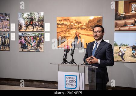 Istanbul, Turchia, 12/09/2022, il direttore generale dell'Agenzia Anadolu, Serdar Karagoz, ha tenuto un discorso di apertura durante la mostra Istanbul Photo Awards 2022. Istanbul Photo Awards 2022 Mostra al Mimar Sinan fine Arts University Tophane-i Amire Culture and Art Center, presso l'edificio Single Dome, con la partecipazione del direttore generale dell'Agenzia Anadolu, Serdar Karagoz, dopo il discorso di apertura, Mimar Sinan fine Arts University Rettore Prof. Dr. Handan ?nci Elci aperto con la presenza di Beyoglu Mayor Haydar Ali Yildiz e ospiti. Le pluripremiate fotografie saranno aperte ai visitatori fino alla fine di S. Foto Stock