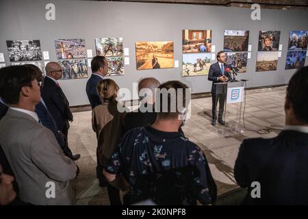 Istanbul, Turchia, 12/09/2022, il direttore generale dell'Agenzia Anadolu, Serdar Karagoz, ha tenuto un discorso di apertura durante la mostra Istanbul Photo Awards 2022. Istanbul Photo Awards 2022 Mostra al Mimar Sinan fine Arts University Tophane-i Amire Culture and Art Center, presso l'edificio Single Dome, con la partecipazione del direttore generale dell'Agenzia Anadolu, Serdar Karagoz, dopo il discorso di apertura, Mimar Sinan fine Arts University Rettore Prof. Dr. Handan ?nci Elci aperto con la presenza di Beyoglu Mayor Haydar Ali Yildiz e ospiti. Le pluripremiate fotografie saranno aperte ai visitatori fino alla fine di S. Foto Stock