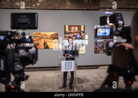 Istanbul, Turchia, 12/09/2022, il direttore generale dell'Agenzia Anadolu, Serdar Karagoz, ha tenuto un discorso di apertura durante la mostra Istanbul Photo Awards 2022. Istanbul Photo Awards 2022 Mostra al Mimar Sinan fine Arts University Tophane-i Amire Culture and Art Center, presso l'edificio Single Dome, con la partecipazione del direttore generale dell'Agenzia Anadolu, Serdar Karagoz, dopo il discorso di apertura, Mimar Sinan fine Arts University Rettore Prof. Dr. Handan ?nci Elci aperto con la presenza di Beyoglu Mayor Haydar Ali Yildiz e ospiti. Le pluripremiate fotografie saranno aperte ai visitatori fino alla fine di S. Foto Stock