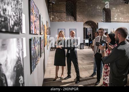 Istanbul, Turchia, 12/09/2022, Anadolu Agency Deputy Editor Erhan Sevenler (left2) visto descrivendo le premiate fotografie alla mostra Istanbul Photo Awards 2022. Istanbul Photo Awards 2022 Mostra al Mimar Sinan fine Arts University Tophane-i Amire Culture and Art Center, presso l'edificio Single Dome, con la partecipazione del direttore generale dell'Agenzia Anadolu, Serdar Karagoz, dopo il discorso di apertura, Mimar Sinan fine Arts University Rettore Prof. Dr. Handan ?nci Elci aperto con la presenza di Beyoglu Mayor Haydar Ali Yildiz e ospiti. Le pluripremiate fotografie saranno aperte al pubblico Foto Stock