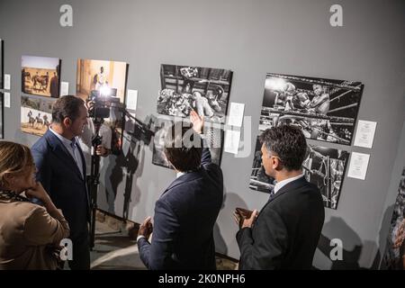 Istanbul, Turchia, 12/09/2022, Anadolu Agency General Manager Serdar Karagoz (a destra 2) visto fornendo informazioni sulle fotografie in mostra. Istanbul Photo Awards 2022 Mostra al Mimar Sinan fine Arts University Tophane-i Amire Culture and Art Center, presso l'edificio Single Dome, con la partecipazione del direttore generale dell'Agenzia Anadolu, Serdar Karagoz, dopo il discorso di apertura, Mimar Sinan fine Arts University Rettore Prof. Dr. Handan ?nci Elci aperto con la presenza di Beyoglu Mayor Haydar Ali Yildiz e ospiti. Le pluripremiate fotografie saranno aperte ai visitatori fino alla fine del settembre Foto Stock