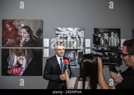 Istanbul, Turchia, 12/09/2022, Anadolu Agency Visual News Editor Firat Yurdakul ha effettuato una valutazione della mostra. Istanbul Photo Awards 2022 Mostra al Mimar Sinan fine Arts University Tophane-i Amire Culture and Art Center, presso l'edificio Single Dome, con la partecipazione del direttore generale dell'Agenzia Anadolu, Serdar Karagoz, dopo il discorso di apertura, Mimar Sinan fine Arts University Rettore Prof. Dr. Handan ?nci Elci aperto con la presenza di Beyoglu Mayor Haydar Ali Yildiz e ospiti. Le pluripremiate fotografie saranno aperte ai visitatori fino alla fine di settembre. Foto Stock