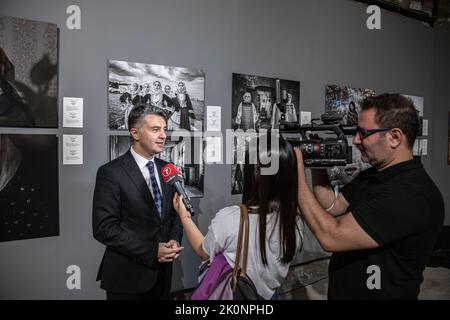 Istanbul, Turchia, 12/09/2022, Anadolu Agency Visual News Editor Firat Yurdakul ha effettuato una valutazione della mostra. Istanbul Photo Awards 2022 Mostra al Mimar Sinan fine Arts University Tophane-i Amire Culture and Art Center, presso l'edificio Single Dome, con la partecipazione del direttore generale dell'Agenzia Anadolu, Serdar Karagoz, dopo il discorso di apertura, Mimar Sinan fine Arts University Rettore Prof. Dr. Handan ?nci Elci aperto con la presenza di Beyoglu Mayor Haydar Ali Yildiz e ospiti. Le pluripremiate fotografie saranno aperte ai visitatori fino alla fine di settembre. Foto Stock