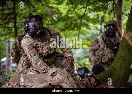 Un paracadutista dell'esercito degli Stati Uniti assegnato a 4th battaglione, 319th Airborne Field Artillery Regiment fornisce assistenza medica durante un attacco chimico, biologico, radiologico e nucleare (CBRN) al Joint multinazionale Readiness Center a Hohenfels, Germania come parte di Exercise Saber Junction 22, 12 settembre 2022. Saber Junction 22 è un esercizio di rotazione multinazionale progettato per valutare la disponibilità della Brigata aerea 173rd dell'esercito degli Stati Uniti ad eseguire operazioni terrestri unificate in un ambiente congiunto e combinato e per promuovere l'interoperabilità con più di 4.500 partecipanti dagli Stati Uniti e dagli alleati A. Foto Stock