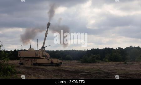 Soldati dell'esercito degli Stati Uniti assegnati a 2-82 reggimento di artiglieria, 3rd squadra di combattimento di Brigate Armate, 1st divisione di cavalleria, conducono la loro tabella di artiglieria 6 certificazioni. Questa formazione rafforza il partenariato con gli alleati della NATO e migliora la preparazione della brigata. Foto Stock