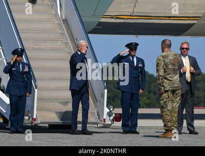 Il col. Matt Husemann, a destra, 436th Airlift Wing Commander, rende un saluto al presidente Joe Biden quando arriva a dover Air Force base, Delaware, 9 settembre 2022. Foto Stock