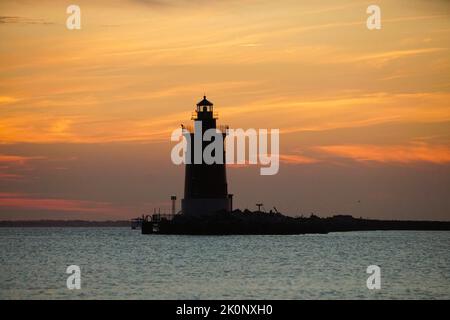 Silhouette del faro durante il tramonto vicino a Cape Henlopen state Park, Lewes, Delaware, U.S Foto Stock