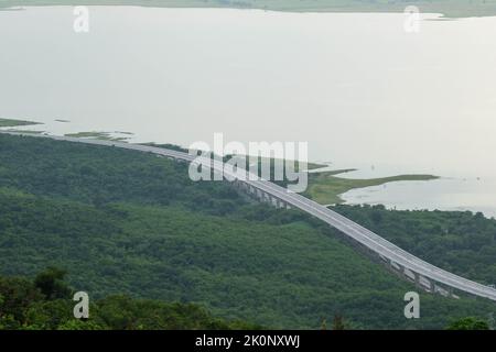 Splendida vista panoramica del tramonto al lago artificiale di Lam Ta Khong Dam, Nakhon Ratchasima, Thailandia. Foto Stock