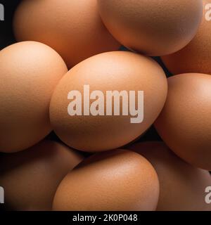 vista ravvicinata di un mucchio di uova di pollo fresche, prese direttamente dall'alto, concetto di alimenti biologici sani Foto Stock