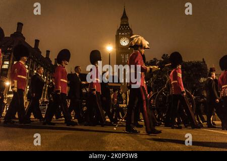 Parliament Square, Londra, Regno Unito. 13th settembre 2022. La bara passa dalla Elizabeth Tower 'Big ben'. Sono in corso i preparativi per i funerali di Stato di sua Maestà la Regina Elisabetta II, con prove per la processione delle tombe che si svolgono sotto la copertura delle tenebre. Il monarca più longevo della Gran Bretagna, morì a Balmoral, Scozia, giovedì 8th settembre all'età di 96 anni. Amanda Rose/Alamy Live News Foto Stock