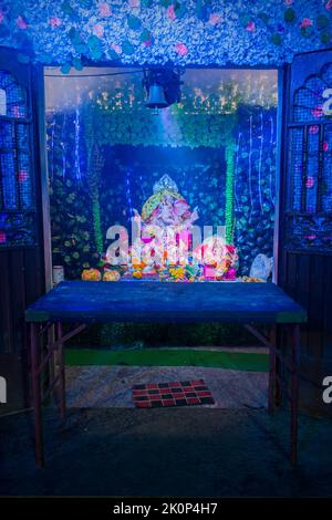 Una statua di Lord Ganesha in un mandal a Mumbai per l'auspicious festival indiano di Ganesh Chaturthi Foto Stock