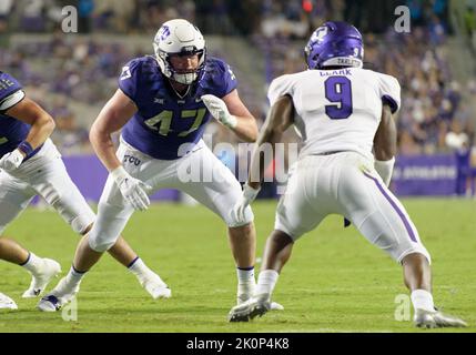 Fort Worth, Texas, Stati Uniti. 10th Set, 2022. TCU Orned Frogs Tight End carter Ware (47) va a bloccare Tarleton state Texans linebacker Markel Clark (9) durante la 2nd metà della partita di calcio NCAA tra i Tarleton state Texans e la TCU Orned Frogs all'Amon G. carter Stadium di Fort Worth, Texas. Matthew Lynch/CSM/Alamy Live News Foto Stock