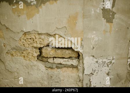 Vecchio muro distrutto. Struttura di cemento e buco di mattone. Abbandonato. Abbandonato. Ripristino e ripristino. Copia spazio per il testo. Foto Stock