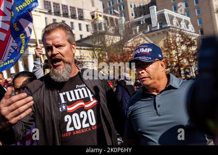 Washington, DC, Stati Uniti. 13th Nov 2020. Due sostenitori di Trump molestano un attivista anti-razzismo a Black Lives Matter Plaza. Circa 40-50 sostenitori di Trump si sono riuniti in piazza davanti al milione DI MAGA/Stop the steal March il giorno seguente. Hanno tentato senza successo di provocare lotte contro i controppositori antirazzisti, ma hanno rimosso l'arte di protesta antirazzista dalla Black Lives Matter Memorial Fence. (Credit Image: © Allison Bailey/SOPA Images via ZUMA Press Wire) Foto Stock