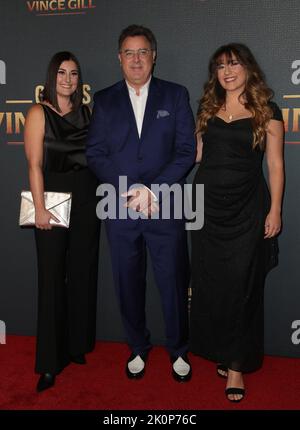 Nashville, Tennessee, Stati Uniti. 12th Set, 2022. Jenny Gill Van Valkenburg, vince Gill, Corrina Grant Gill in partecipazione ai GIGANTI CMT: VINCE GILL, Fisher Center for the Performing Arts a Belmont, Nashville, TN 12 settembre 2022. Credit: MORA/Everett Collection/Alamy Live News Foto Stock