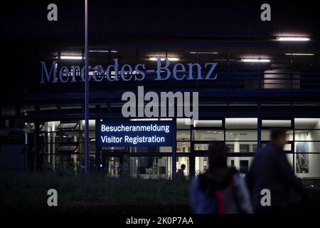 Stoccarda, Germania. 13th Set, 2022. La gente cammina di fronte allo stabilimento di Untertürkheim del costruttore di automobili Mercedes-Benz. La Corte Regionale di Stoccarda è destinata ad annunciare una decisione sulla causa climatica intentata da Deutsche Umwelthilfe (DUH) contro Mercedes-Benz. Credit: Marijan Murat/dpa/Alamy Live News Foto Stock