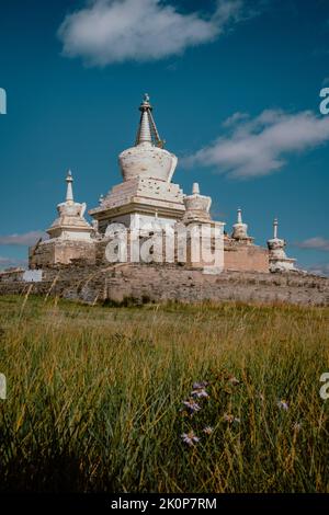 Vista sullo stupa dorato del monastero di Erdene Zuu a Kharkhorin, Mongolia Foto Stock