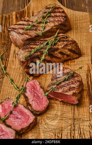 Bistecca di manzo arrosto di media rara, carne di prima qualità Foto Stock