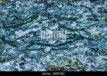 Vista astratta della miscela colorata di sale e fango dal Mar Morto, Israele. Foto Stock