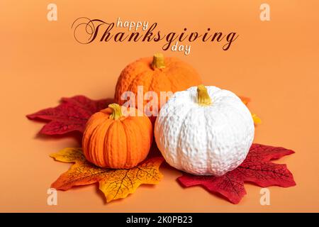 Zucche, foglie di acero, acorni e bacche su sfondo arancione stagione autunnale Ciao settembre, ottobre, novembre concetto piatto Lay Top view. Foto Stock