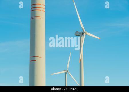 Energia verde su turbine eoliche e turbine eoliche. Fonti di energia alternative e fonti di energia rinnovabili. Generazione di potenza e generatori di potenza pla Foto Stock