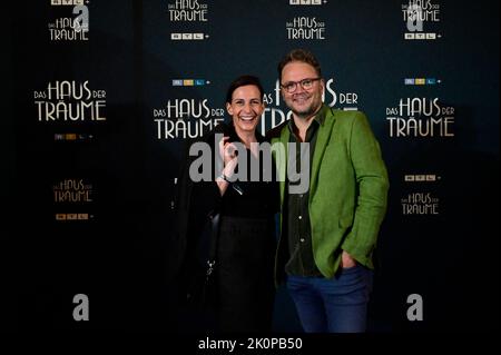 Ulrike Frank mit Ehemann Marc Schubring bei der RTL+ Premiere von `Das Haus der Träume` im Kino International.Berlin am 12.09.2022 Foto Stock