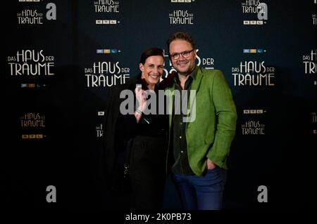 Ulrike Frank mit Ehemann Marc Schubring bei der RTL+ Premiere von `Das Haus der Träume` im Kino International.Berlin am 12.09.2022 Foto Stock