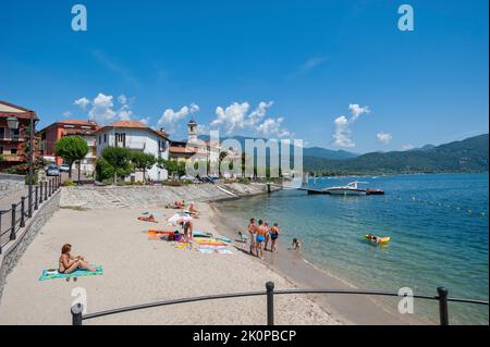 Paesaggio urbano e spiaggia, Feriolo, Piemonte, Italia, Europa | Vista di Feriolo sul Lago maggiore. Feriolo è un comune del Piemonte del Nord Italia Foto Stock