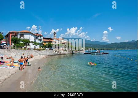 Paesaggio urbano e spiaggia, Feriolo, Piemonte, Italia, Europa | Vista di Feriolo sul Lago maggiore. Feriolo è un comune del Piemonte del Nord Italia Foto Stock