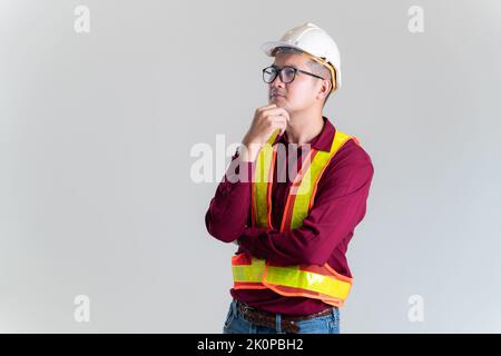 Ritratto dell'ingegnere asiatico che indossa un elmetto in posa in studio. Architetto, ingegnere, concetto civile di costruzione. Foto Stock